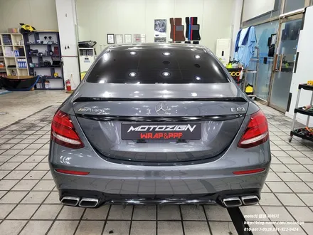 벤츠 E63 AMG 3M2080 블랙유광 전체랩핑과 유리막코팅으로 내구성을 올려드립니다.[일산 파주 운정 고양 김포 PPF 랩핑 전문샾 모토자인] / 고양, 일산, 김포, 파주