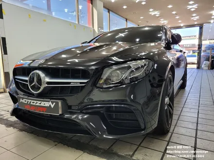 벤츠 E63 AMG 3M2080 블랙유광 전체랩핑과 유리막코팅으로 내구성을 올려드립니다.[일산 파주 운정 고양 김포 PPF 랩핑 전문샾 모토자인] / 고양, 일산, 김포, 파주
