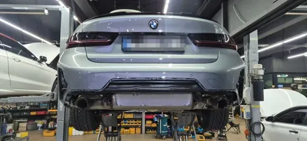 {BMW G20 320i} M퍼포먼스 리어디퓨저 쿼드 머플러팁 커스텀순정형 그대로, 후면 인상만 확 바꾼 그레이 3시리즈 배기·디퓨저 작업 — 무브모터스 / 부산 기장군