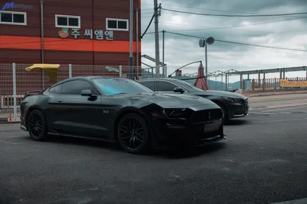 [포드 머스탱 GT 6.5세대] 쉘비 GT500 프론트 범퍼 이식 개조 카본 리어 디퓨져 장착 카본 사이드립 장착 배기라인 수정 / 부산 기장군