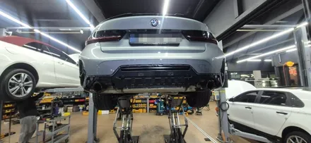 {BMW G20 320i} M퍼포먼스 리어디퓨저 쿼드 머플러팁 커스텀순정형 그대로, 후면 인상만 확 바꾼 그레이 3시리즈 배기·디퓨저 작업 — 무브모터스 / 부산 기장군