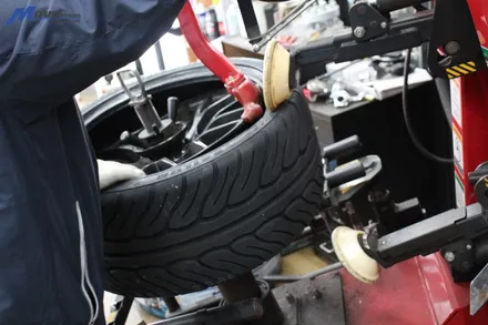 [BMW Z4] 사일룬 타이어 265 / 35 / 18 인치 R01 하이그립 타이어 장착 부산 자동차 휠 타이어 교체 무브모터스 / 부산 기장군