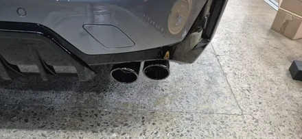 {BMW G20 320i} M퍼포먼스 리어디퓨저 쿼드 머플러팁 커스텀순정형 그대로, 후면 인상만 확 바꾼 그레이 3시리즈 배기·디퓨저 작업 — 무브모터스 / 부산 기장군