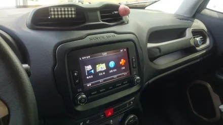 스마트폰 영상이 JEEP 레니게이드 순정모니터에서 동일하게 즐길수있는 \