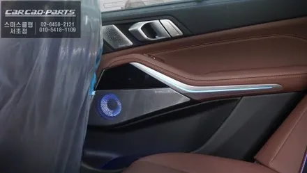 2025년식 BMW X5[G05]차량 순정 엠비언트라이트와 연동되는 훼오리 트위터와 엠비언트스피커 커버 교체 작업. / 서초구 서초동