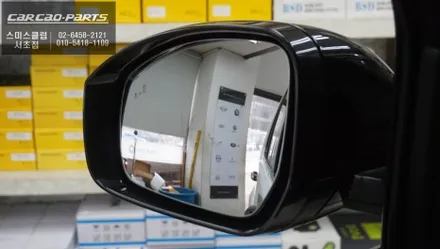 순정모니터에서 티맵을 연동할 수 있는 카플레이 모듈과 넓은 시야 확보를 위한 광각미러! 아이나비QXD1블랙박스와 녹슨 사이드스텝 교체 작업. / 랜드로버 / 디스커버리 4 / 서울 서초구