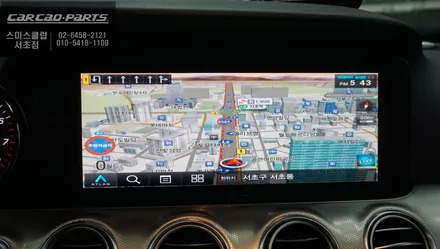 벤츠E300 차량 주변 장애물을 확인할 수 있는 3D어라운드뷰 주차옵션과 티맵, 카카오맵을 터치로 구현되는 큐로이엑스 매립. / 서울 서초, 반포, 강남