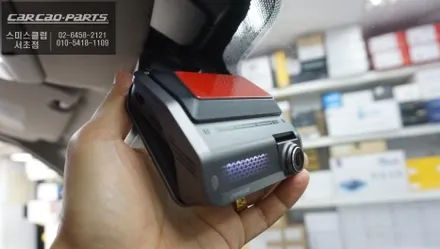 순정모니터에서 티맵을 연동할 수 있는 카플레이 모듈과 넓은 시야 확보를 위한 광각미러! 아이나비QXD1블랙박스와 녹슨 사이드스텝 교체 작업. / 랜드로버 / 디스커버리 4 / 서울 서초구