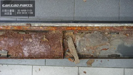 순정모니터에서 티맵을 연동할 수 있는 카플레이 모듈과 넓은 시야 확보를 위한 광각미러! 아이나비QXD1블랙박스와 녹슨 사이드스텝 교체 작업. / 랜드로버 / 디스커버리 4 / 서울 서초구