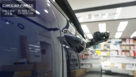아우디Q4 e-tron차량 탑뷰 영상을 통해 장애물을 볼 수 있는 3D어라운드뷰 기능과 도어를 당겨주는 고스트도어 옵션. / 서울 서초, 반포, 강남