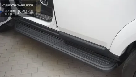 순정모니터에서 티맵을 연동할 수 있는 카플레이 모듈과 넓은 시야 확보를 위한 광각미러! 아이나비QXD1블랙박스와 녹슨 사이드스텝 교체 작업. / 랜드로버 / 디스커버리 4 / 서울 서초구