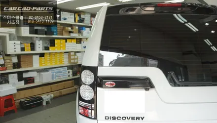 순정모니터에서 티맵을 연동할 수 있는 카플레이 모듈과 넓은 시야 확보를 위한 광각미러! 아이나비QXD1블랙박스와 녹슨 사이드스텝 교체 작업. / 랜드로버 / 디스커버리 4 / 서울 서초구