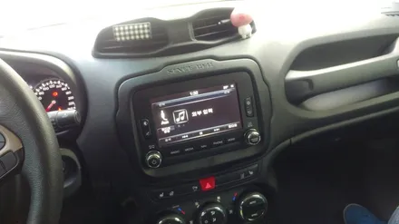 스마트폰 영상이 JEEP 레니게이드 순정모니터에서 동일하게 즐길수있는 \