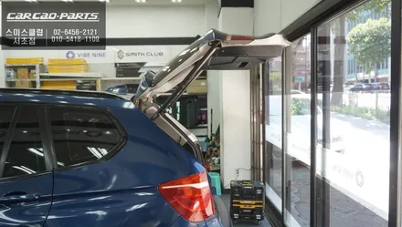 BMW X3차량 유용한 편의기능! 트렁크를 자동으로 열고 닫을 수 있는 전동트렁크 편의옵션 장착. / 서초구 서초동