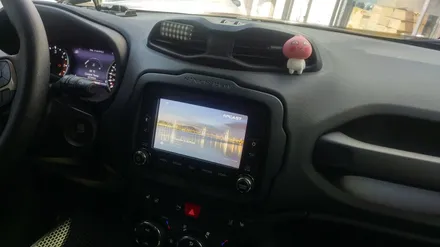 스마트폰 영상이 JEEP 레니게이드 순정모니터에서 동일하게 즐길수있는 \