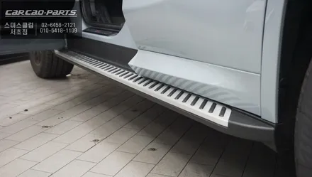 2022년식 BMW X4차량 승,하차시 편리함을 위한 일체감 있는 고정형 사이드스텝 시공. / 서울 서초, 반포, 강남
