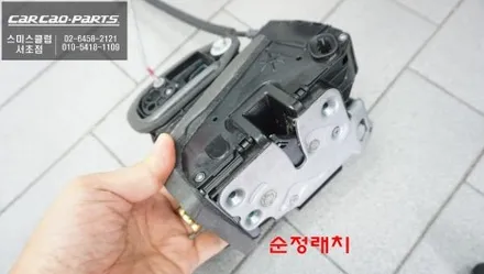 캐딜락CT6차량 살짝 닫아도 도어를 당겨주는 고스트도어 고급옵션과 시트를 제어하는 워크인 스위치 장착. / 서초구 서초동