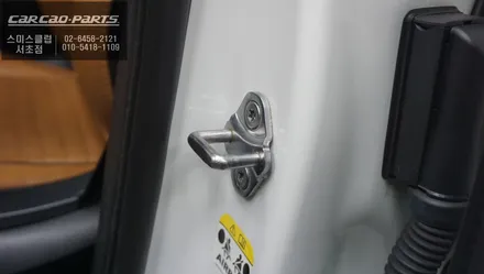 상징적인 고스트도어 고급옵션과 실내 일체감을 위한 탄에어백커버와 워크인 편의옵션 튜닝 / 랜드로버 / 디스커버리 5 / 서울 서초구