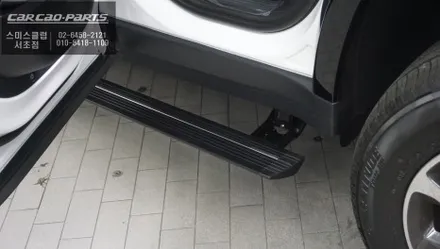 편리한 승,하차를 위한 랜드로버 디펜더 차량 튼튼한 관절적용! 전동사이드스텝 편의옵션 튜닝. / 서울 서초, 반포, 강남