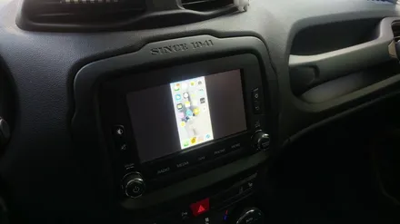 스마트폰 영상이 JEEP 레니게이드 순정모니터에서 동일하게 즐길수있는 \