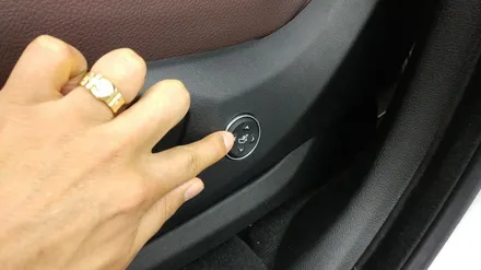 장시간 운전으로인한 피곤한 허리를 감싸주는 에어요추지지대 BMW X5차량에 장착. / 서초구 서초동