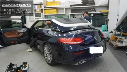 시야 방해를 최소화한 빌트인 스타일 아이나비QXD1블랙박스 벤츠C200컨버터블 차량에 장착. / 벤츠 / C-클래스 / 서울 서초구
