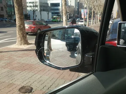 신형 파일럿 차량 주행중 측후방장애물을 감지하는 광각미러와 카비스BSA센서 조합. / 서초구 서초동