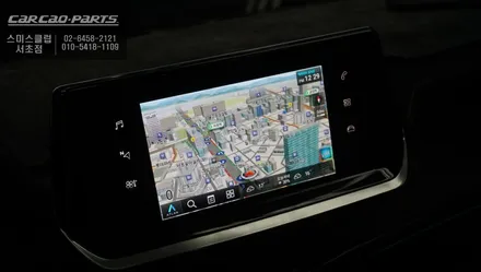 푸조e208차량 순정 모니터에서 티맵, 카카오맵, 넷플릭스등 다양한 어플 구현이 가능한 큐로이엑스<Q-ROIX>셋탑 매립시공. / 서울 서초, 반포, 강남