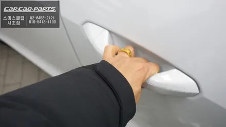 덜 닫힌 도어를 당겨주는 고스트도어 고급옵션과 시트 절개없는 무선워크인 스위치 장착. / 아우디 / e-트론 GT / 서울 서초구