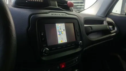 스마트폰 영상이 JEEP 레니게이드 순정모니터에서 동일하게 즐길수있는 \