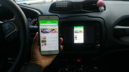 스마트폰 영상이 JEEP 레니게이드 순정모니터에서 동일하게 즐길수있는 \