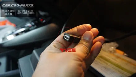 아우디Q4 e-tron차량 탑뷰 영상을 통해 장애물을 볼 수 있는 3D어라운드뷰 기능과 도어를 당겨주는 고스트도어 옵션. / 서울 서초, 반포, 강남