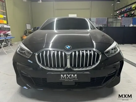 BMW 120I 에이버리데니슨 유광 화이트 전체랩핑 시공! 파주랩핑 운정랩핑 일산랩핑 월롱랩핑 문산랩핑 BMW랩핑 120I랩핑 120I전체랩핑 BMW포인트랩핑 화이트랩핑 흰색랩핑 / 파주 덕은리