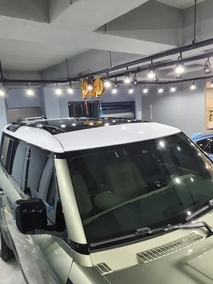 랜드로버 디펜더 유광화이트 탑폴리에 루프스킨 / 수원시 영통구 하동