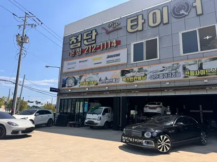 [전주 휠복원/휠수리 첨단타이어] 벤틀리 플라잉스퍼 순정 22인치 휠복원(운전석쪽 2개)+피렐리타이어 김제익산군산휠복원,대전광주휠복원,충남충북휠복원,여수목포휠복원,경남경북휠복원 / 전주