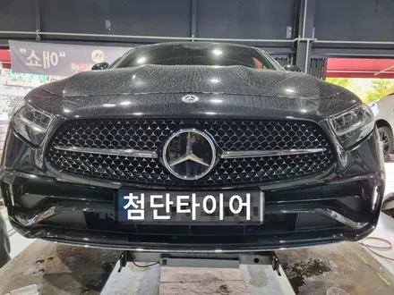 [공지] [전주 휠복원 첨단타이어]벤츠 CLS300d 순정19인치 자동차고 휠손상+타이어 찢어짐->복원휠교체+중고타이어조합- / 전주