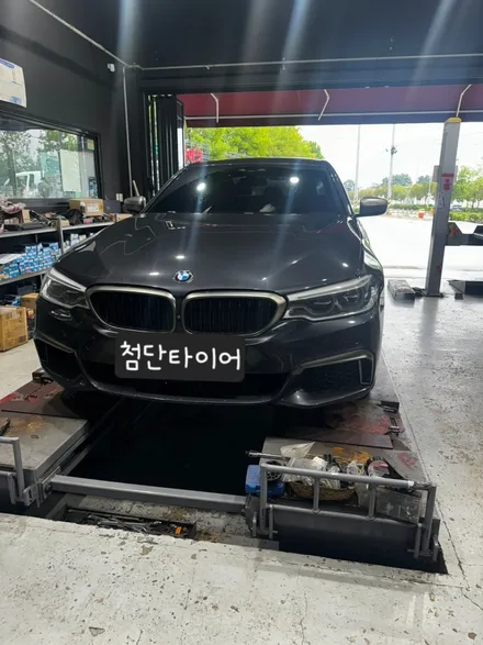 [전주 휠복원 첨단타이어] BMW M550d 순정 20인치 컷팅휠⇨블랙유광으로 휠복원 전주커스텀휠복원,휠튜닝,인치업튜닝,휠도색,캘리퍼도색,브레이크튜닝,휠타이어,애쇼쇼바,헬퍼스프링 / 전주