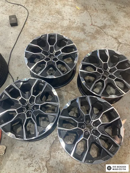 BMW X7 22인치 순정 임판휠->블랙유광 휠도색 튜닝 광주대전휠복원 군산휠복원,충남충북휠복원,서천대천휠복원,여수목포휠복원,전주휠튜닝,휠타이어인치업 / 전주