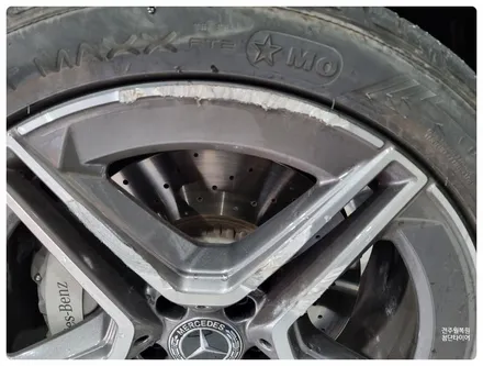 [공지] [전주 휠복원 첨단타이어]벤츠 CLS300d 순정19인치 자동차고 휠손상+타이어 찢어짐->복원휠교체+중고타이어조합- / 전주