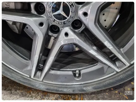 [공지] [전주 휠복원 첨단타이어]벤츠 CLS300d 순정19인치 자동차고 휠손상+타이어 찢어짐->복원휠교체+중고타이어조합- / 전주