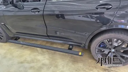 BMW X7 m60i 순정형 전동 사이드스텝 발판 설치장착 튜닝 시공