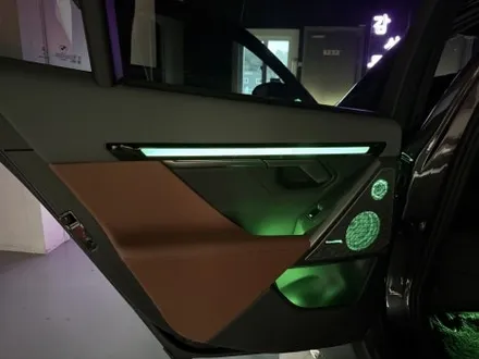 BMW G60 520I 베이스 모델 2열 인터렉션바시공 과 바우어앤윌킨스피커 엠비언트 시공으로 벤츠보다 화사해진 실내분위기 만들었습니다! / 천안시 동남구