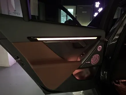 BMW G60 520I 베이스 모델 2열 인터렉션바시공 과 바우어앤윌킨스피커 엠비언트 시공으로 벤츠보다 화사해진 실내분위기 만들었습니다! / 천안시 동남구