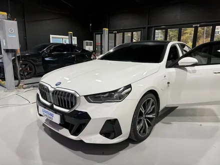 BMW 5시리즈 G60 1,2열 스피커 엠비언트와 2열 인터렉션바 시공으로 연동까지 깔끔하게 시공 / 천안시 동남구