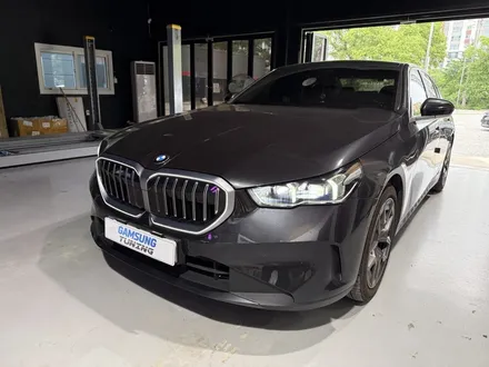 BMW G60 520I 베이스 모델 2열 인터렉션바시공 과 바우어앤윌킨스피커 엠비언트 시공으로 벤츠보다 화사해진 실내분위기 만들었습니다! / 천안시 동남구