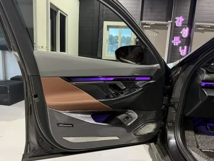 BMW G60 520I 베이스 모델 2열 인터렉션바시공 과 바우어앤윌킨스피커 엠비언트 시공으로 벤츠보다 화사해진 실내분위기 만들었습니다! / 천안시 동남구