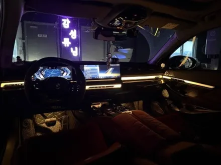 BMW G60 520I 베이스 모델 2열 인터렉션바시공 과 바우어앤윌킨스피커 엠비언트 시공으로 벤츠보다 화사해진 실내분위기 만들었습니다! / 천안시 동남구
