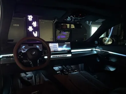 BMW 5시리즈 G60 1,2열 스피커 엠비언트와 2열 인터렉션바 시공으로 연동까지 깔끔하게 시공 / 천안시 동남구