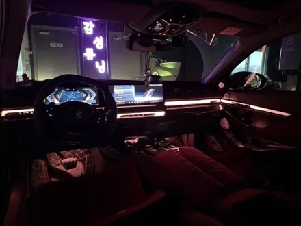BMW G60 520I 베이스 모델 2열 인터렉션바시공 과 바우어앤윌킨스피커 엠비언트 시공으로 벤츠보다 화사해진 실내분위기 만들었습니다! / 천안시 동남구
