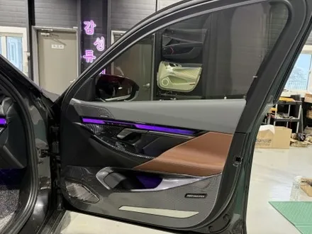 BMW G60 520I 베이스 모델 2열 인터렉션바시공 과 바우어앤윌킨스피커 엠비언트 시공으로 벤츠보다 화사해진 실내분위기 만들었습니다! / 천안시 동남구